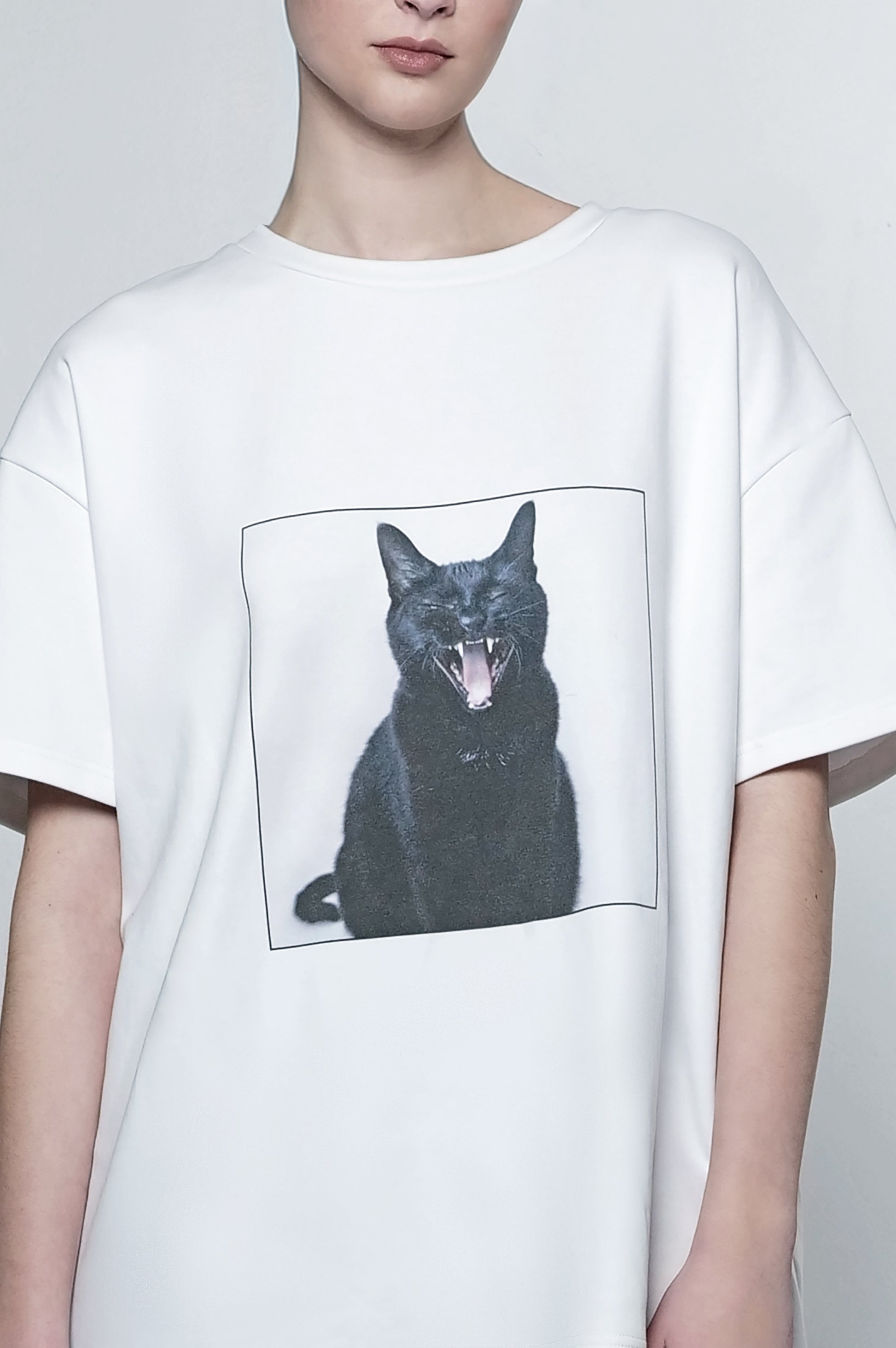 Oversized t-shirt with black cat graphic.